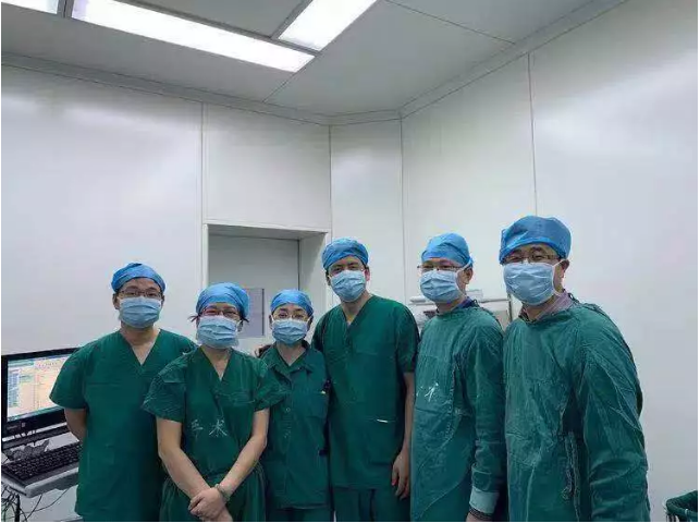 我院成功实施首例 “大容量全肺盥洗”术