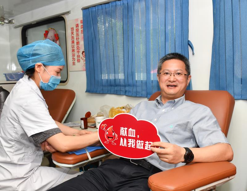 浓情端午 奉献爱心——挽袖献血显大爱