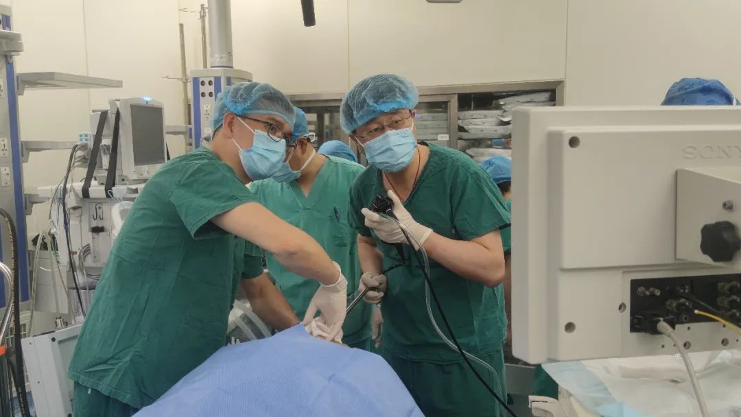 绍兴市首例！我院成功自主开展硬质气管镜下Y型硅酮支架植入术治疗气管食管巨大瘘