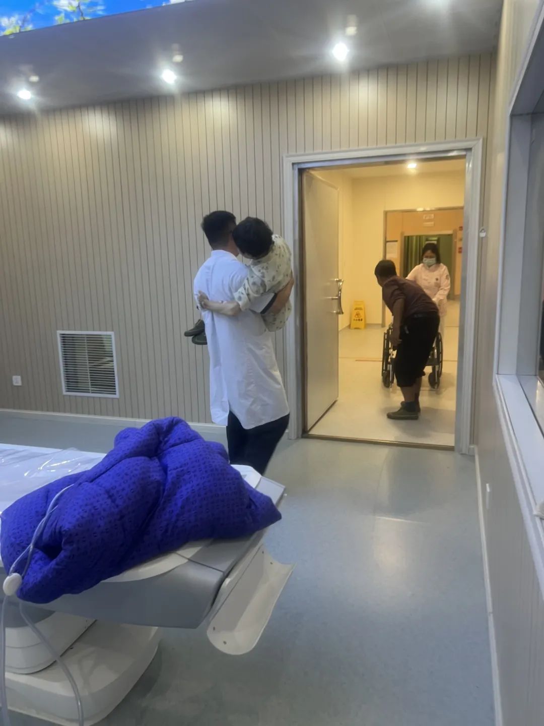 暖心嵊医 ▏这个“最美公主抱”，帅呆了！