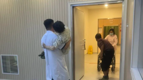 【学习强国】这个“最美公主抱”，帅呆了