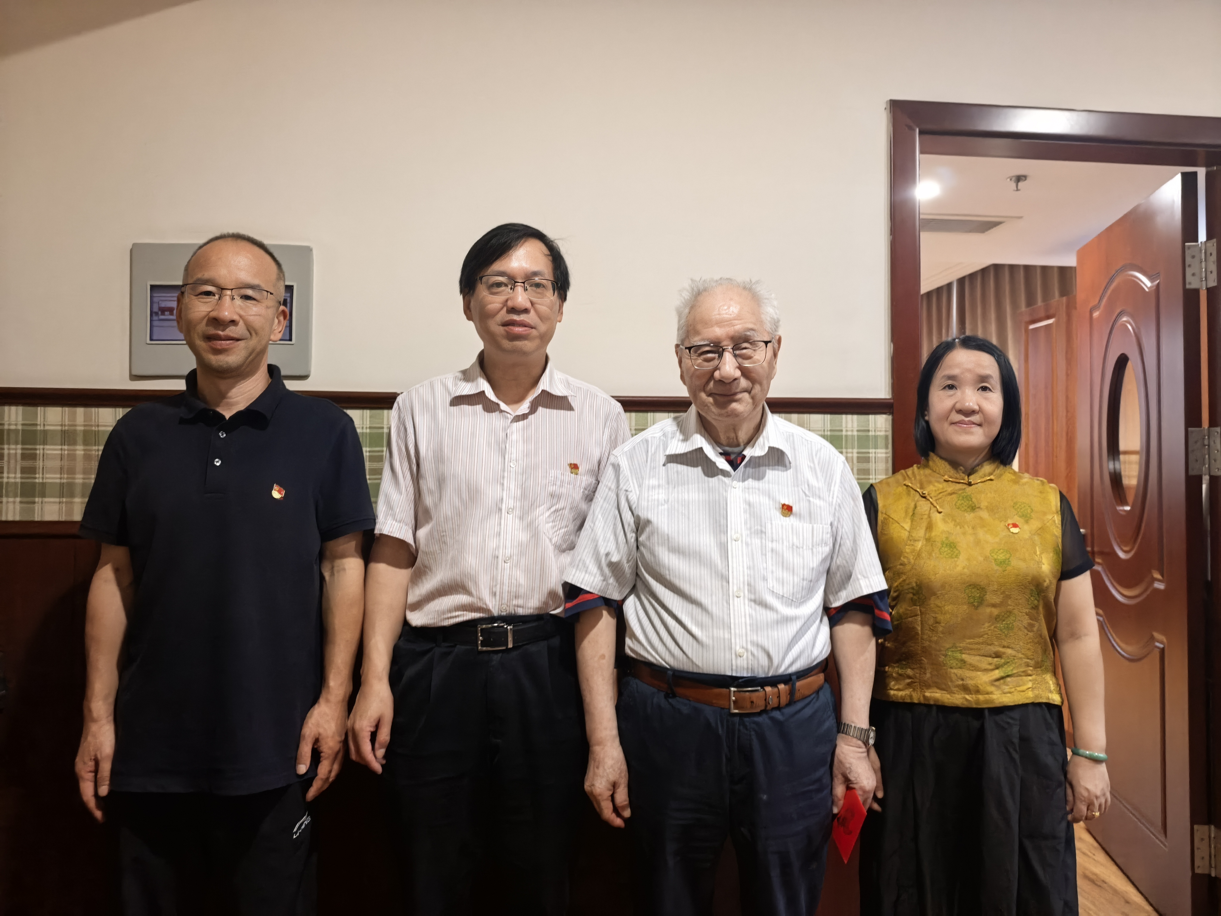 “七一”慰问传党情 殷殷关怀暖人心