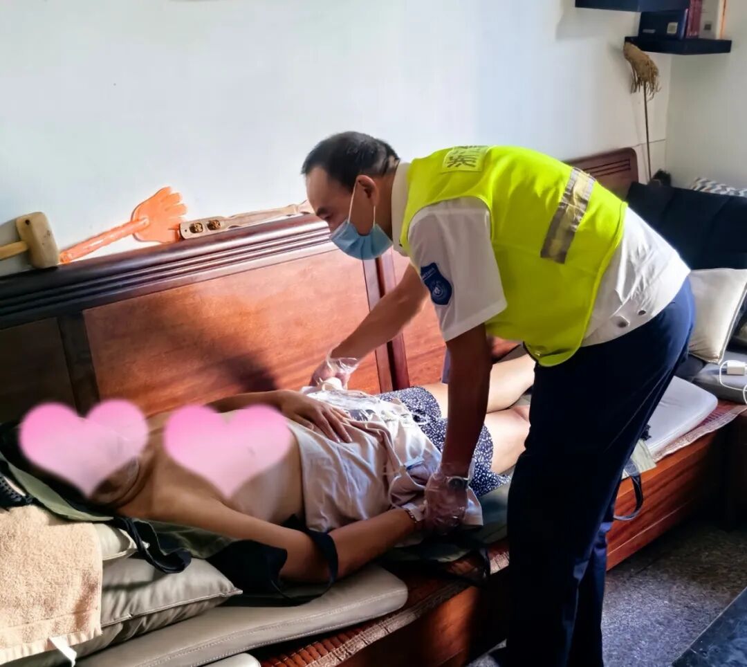 六层楼梯，步步惊心！警医合力，为160斤老人托起“生命通道”
